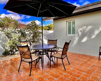 Villa Capri Cottage in the heart of Miami - מיאמי - פטיו