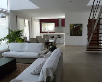 Modern villa with pool and sleeps 8 - Calvià - Living room