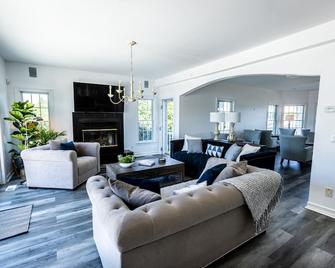 11-Bedroom Mansion with an Seasonal Outdoor Pool 10.5 bathrooms - Eastport - Sala de estar