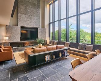 Niseko Central Houses and Apartments - Niseko - Living room
