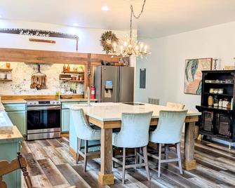 Relaxing, vacation! for 1 or 11 w/fire pit on the river! - Covington - Dining room