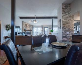 Fox Hunt - Modern, Updated - Pet friendly - Edmond - Dining room