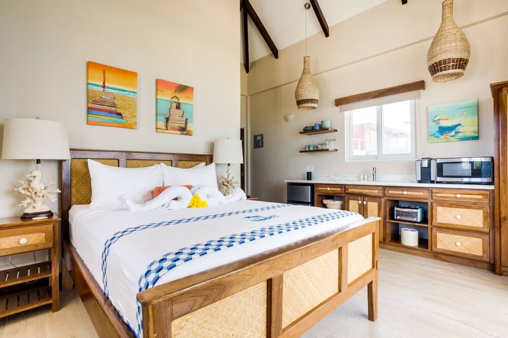 Luxury Beachfront Cabana With Swim Up Pool Bar - Placencia - Sovrum