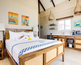 Luxury Beachfront Cabana With Swim Up Pool Bar - Placencia - Sovrum