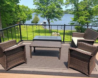 Beautiful lakeside cabin-private beach/lake access in Grand Rapids - Grand Rapids - Patio