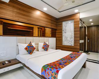 Fabhotel The Nashik Inn - Nr Vijay Mamta Theatre, Nashik Road - Nashik - Schlafzimmer