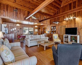 Charming Oceanfront Beach House by RedAwning - Fernandina Beach - Living room