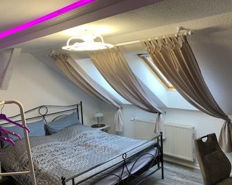 Best-Preis Ferienwohnung mit Netflix, Self-Check-In, eBike Ladestation im Fahrradraum, WLAN - direkt am Elberadweg im Herzen von Wittenberge - Wittenberge - Schlafzimmer