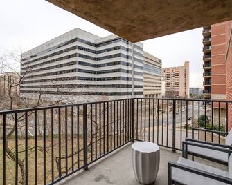 Sojourn Courtland Towers - Arlington - Balkon