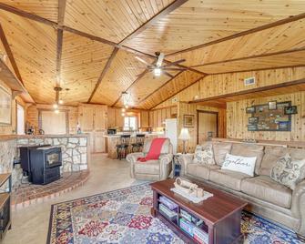 Mtn And Golf Course Views Payson Retreat - Payson - Вітальня