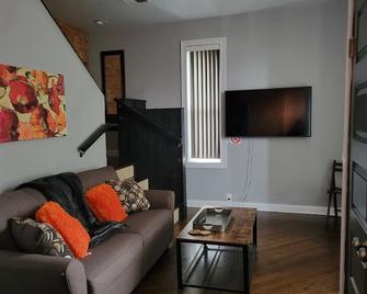 Modern Rustic split level with balcony - Cincinnati - Soggiorno