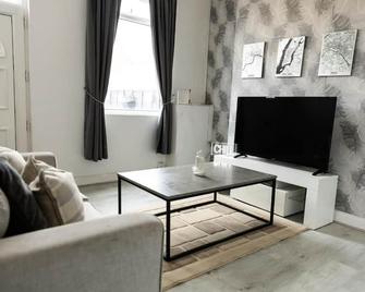 2 bedroom Cossy Detached Property - Barnsley - Living room