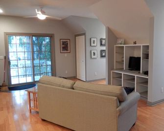 Clean, Close And Convenient Apartment 'on The Hill' In Saugatuck - Saugatuck - Sala de estar