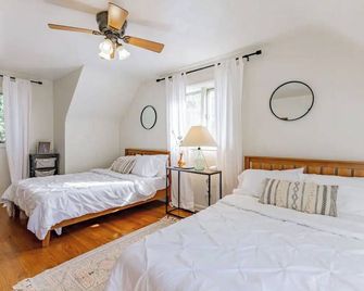 Stylish 4 Bedroom Home minutes from Downtown Champaign & Campus - Champaign - Bedroom