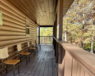 Beautiful cabin with fireplace and wrap around porch and private upstair balcony - Louisa - Balcony