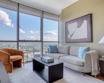 Classy North Bethesda 1BR w/ Pools, nr Coffee & Groceries, by Blueground - North Bethesda - Living room