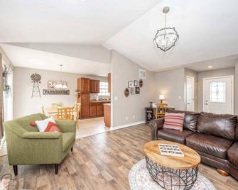 Main Street Cottage For 6 - Monroe - Living room