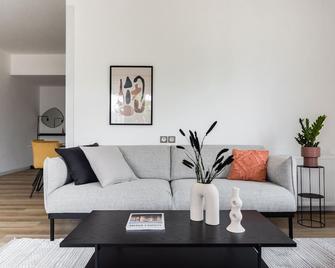 Breezy 2br Apartment By Marina Flisvos By Upstreet - Ateena - Olohuone