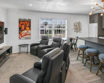 Cinema: 2 Bedroom, Walk to A&M, Comfy King Beds - Bryan - Living room