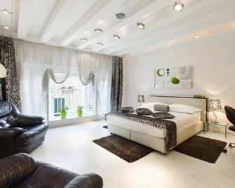 Royal Suites - Split - Bedroom
