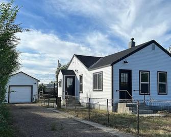 Modern and chic 2 bedroom home near Glacier! - Cut Bank - Building