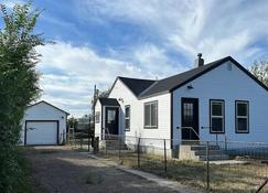 Modern and chic 2 bedroom home near Glacier! - Cut Bank - Building