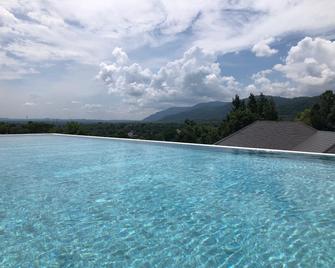Monlada Khaoyai - Ban Tha Maprang - Piscina