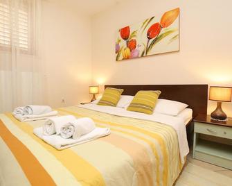 Rustic Two-bedroom Apartment with Private Garden - Zadar - Bedroom