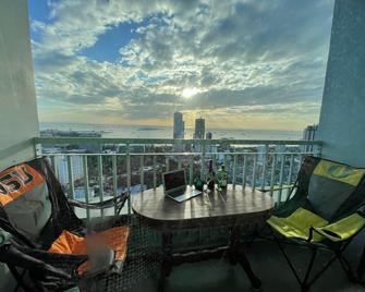 Green Residences Stays By Pbyy - Manila - Balcony