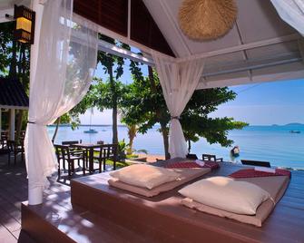 آت ساموي هاوز - كوه ساموي - شرفة مرصوفة