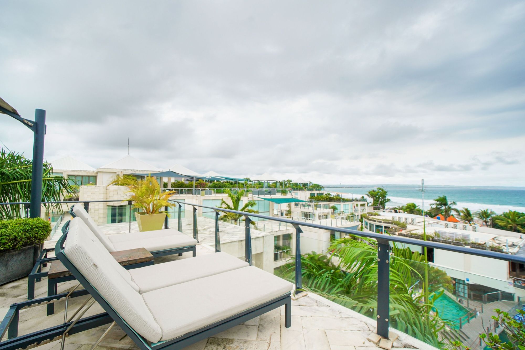 Furamaxclusive Ocean Beach Seminyak Bali - קוטה - מרפסת
