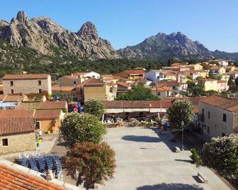 spacious detached house, ideal for holidays in san pantaleo - San Pantaleo - Outdoors view