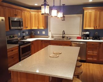 Newly Renovated in 2017/2018! Large 2 Acre Lot. Lots of Parking! Has AC! - Beulah - Cocina