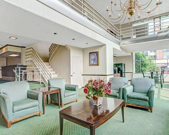 Days Inn by Wyndham Arlington/Washington DC - Arlington - Lobby