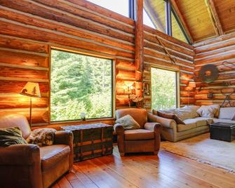 Cozy Easton Cabin w/ Wenatchee Nat'l Forest Views! - Easton - Living room