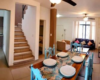 3 BR house with 2 AC in La Fuente - Tuxtla Gutiérrez - Dining room