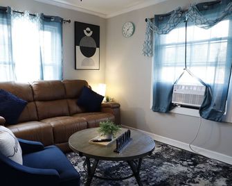 Modern 2br Upstairs Unit - Sleeps 4 • Free Parking - Anderson - Living room