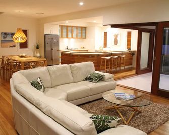 Beautiful family beach house with pool adjacent to the bay's beach beach - Torquay - Wohnzimmer