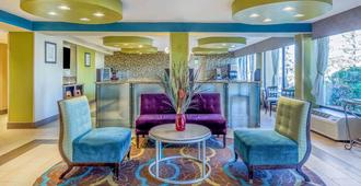 La Quinta Inn & Suites by Wyndham Oakland Airport Coliseum - Oakland - Vestíbul
