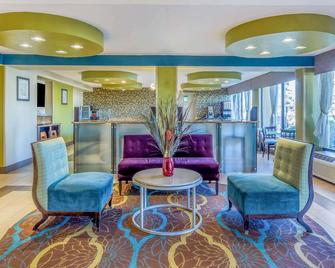La Quinta Inn & Suites by Wyndham Oakland Airport Coliseum - Oakland - Recepción