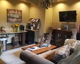 Custom Lake Front Castle Style Villa Upper Floors! - Yelm - Sala de estar
