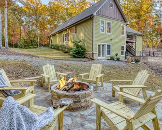 Spring Break - POOL, sleeps 18, theater, hot tub, gameroom, & 5 min to downtown - Blue Ridge - Patio