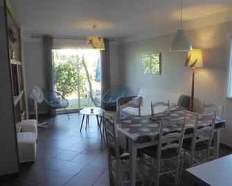 Au Cœur D'un Village et a 10 Minutes des Plages. Animaux de Compagnie Acceptés - Roquefort-des-Corbières - Comedor