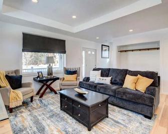 Moorhead Home Rental Near Downtown Fargo - Moorhead - Living room