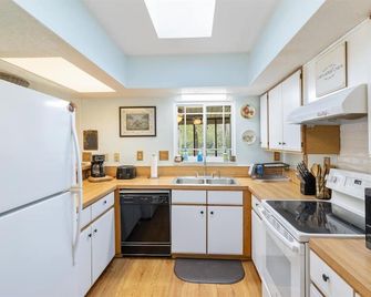 End of the Rainbow Retreat!3-Bed Home on Rainbow River: Kayaks, Games, and more! - Dunnellon - Kitchen