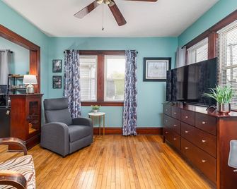 Tremont 1BR Pet Friendly, Private w/dedicated workspace and soaking tub! - Cleveland - Living room