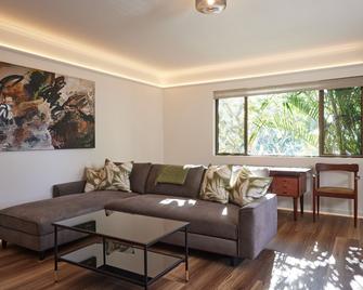 Beachside Palm Beach Luxury - 2 Bedroom Apartment - Coolangatta - Living room