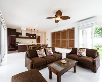 A luxurious detached house with a pool located in - Kin - Living room