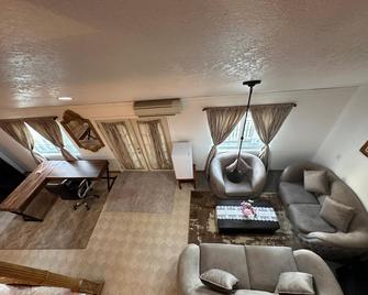 The Black Pearl Suites - Matahau - Living room