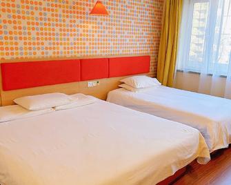 Home Inn Dandong Railway Station New Mart Commercial Street Yalu River Bank - Dandong - Bedroom